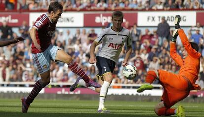 Stewart Downing, a la izquierda, del West Ham United ante el portero Hugo Lloris del Tottenham Hotspur's.