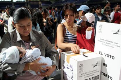 Más de nueve millones de electores estaban convocados a las urnas y, por primera vez, algo más de 143.000 tuvieron derecho a votar en 61 consulados de 42 países extranjeros. Sólo en España votaron unos 90.000 ecuatorianos que acudierona votar a los colegios electorales situados en Madrid, Barcelona, Valencia y Murcia.