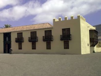 Casa de los Coroneles, en La Oliva, con la monta&ntilde;a de Tindaya al fondo.