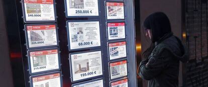 Escaparate de una agencia inmobiliaria.