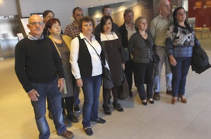 La familia de Eugenio Olaciregui, asesinado por ETA, ayer en un acto en San Sebastián.