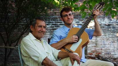 Cuti Carabajal y Pepe Lorente, en 'La estrella azul'.