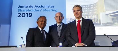 Dillip Rajakarier, consejero delegado de Minor; Ramón Aragonés, consejero delegado de NH, y Alfredo Fernández Agras, presidente del Consejo de NH.