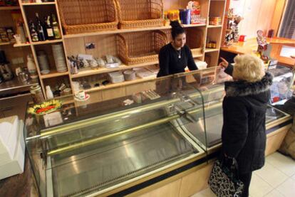 Las estanterías de El Fornet, una panadería cafetería de Sant Feliu de Guíxols, ayer, totalmente vacías.