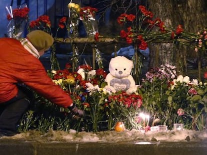 Uma mulher põe flores no local do último atentado em Volgogrado.