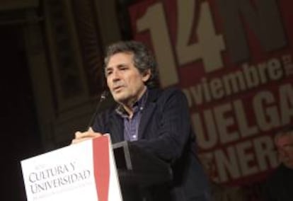 El músico Miguel Ríos durante su intervención hoy en un acto en el Ateneo de Madrid de apoyo a la huelga general convocada para el próximo 14 de noviembre, en el que han participado los secretarios generales de UGT y CC.OO., Cándido Méndez e Ignacio Fernández Toxo, respectivamente, profesionales de la Universidad y el mundo de la cultura.