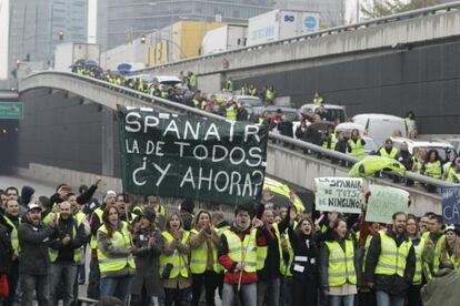 Los trabajadores de Spanair se manifiestan y cortan la Gran Via de Barcelona.