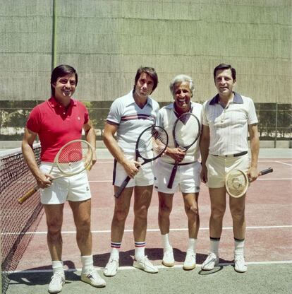 El presidente del Gobierno, Adolfo Su&aacute;rez (d), posa junto Manolo Santana (2i) y otros dos compa&ntilde;eros de tenis.