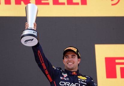 Checo Pérez levanta el trofeo de segundo lugar en el Gran Premio de España.