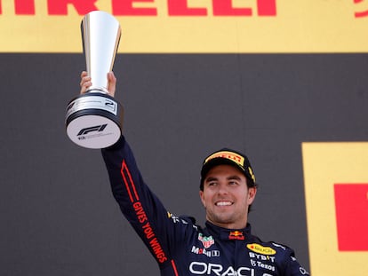 Checo Pérez levanta el trofeo de segundo lugar en Barcelona, este domingo.