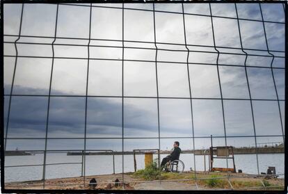 Juan Ramón Biedma medita sobre el próximo crimen frente al mar en Gijón.