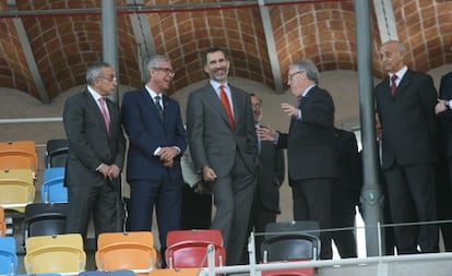 El Rei, amb l'alcalde de Tarragona, Josep Flix Ballesteros, a la seva dreta, i el president de la Diputaci, Josep Poblet, a la seva esquerra.