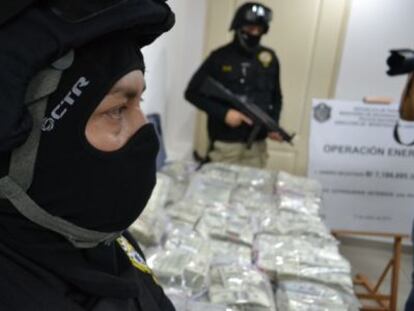 Agentes de policía custodian el dinero.