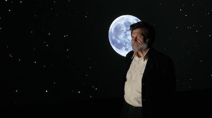 Víctor Erice, durante la proyección de su videoinstalación 'Cielo y piedra'.