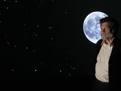 Víctor Erice, durante la proyección de su videoinstalación 'Cielo y piedra'.