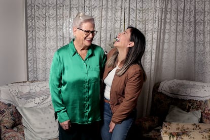 Cándida Rey, de 87 años, y Andrea Ramírez, de 37 años, en la casa donde viven en Madrid. Jaime Villanueva