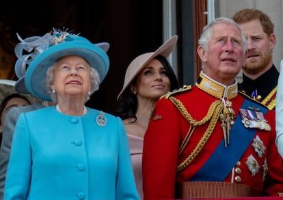 La reina Isabel II con el príncipe Carlos y los duques de Sussex.