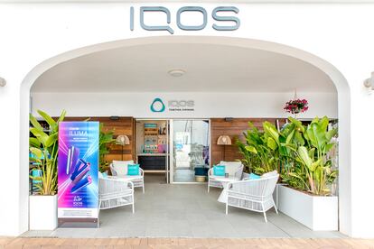 La boutique temporal de IQOS en el puerto de la Sabina de Formentera se ha convertido en el epicentro de los mejores «tardeos» de isla.