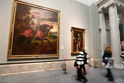 Retratos de Carlos V (izquierda) y Felipe II, de Tiziano, que forman parte del recorrido.