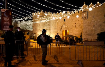 Policías israelíes ante la puerta de Damasco de Jerusalén, engalanada para el Ramadán.