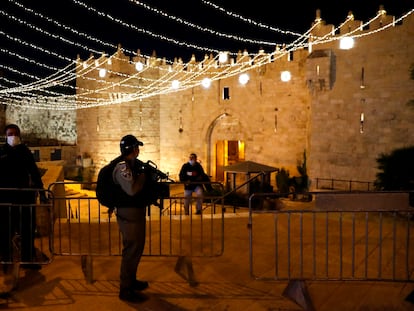 Policías israelíes ante la puerta de Damasco de Jerusalén, engalanada para el Ramadán.