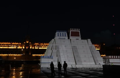 Personal del Gobierno capitalino realizó pruebas de iluminación en la explanada del Zócalo en la Ciudad de México el 11 de agosto.