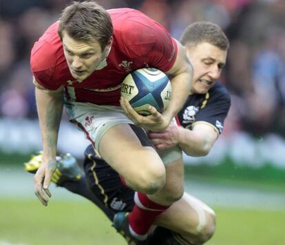 El galés Dan Biggar trata de placar al escocés Duncan Weir.