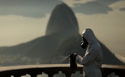 Un hombre desinfecta en el Cristo Redentor. 