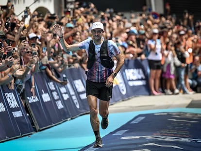 Kilian Jornet a punto de cruzar la meta en el Ultra Trail del Mont Blanc este sábado.