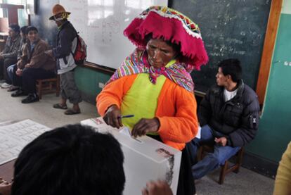 Una mujer quechua deposita su voto en un colegio electoral en Cuzco.