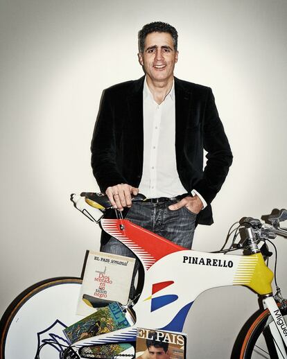 <p><b>Miguel Induráin</b><p>“El ciclismo español ha cambiado. Ahora necesita patrocinadores multinacionales”, admite Miguel Indurain (Villava, Navarra, 1964). Es el gran déficit de su deporte. La desaparición del equipo Euskaltel en 2013 cristalizó el principal obstáculo de un campo en el que los españoles deben abrirse paso en el extranjero para triunfar. “Estamos en crisis. Hay una buena cantera, pero en el ciclismo vivimos de los sponsors porque no cobramos entrada. Los chavalillos van pasando de categoría, pero lo difícil es salir [al terreno profesional]. Los mejores, como Contador, lo consiguen fuera. Lo ideal en España sería tener tres o cuatro equipos para toda la cantera”. Uno de esos “chavales” es su propio hijo, Miguel, que en 2014 corrió como sub 23 en el equipo navarro de Caja Rural-Seguros RGA. “Antes estuvo haciendo kárate y fútbol. Decidió probar la bici y lleva ya tiempo con ella. Me gusta más que haga ciclismo, pero fue él quien decidió cambiar”. No lo entrena su padre, aunque salen juntos a montar en los ratos libres. Indurain ocupa su vida ahora con negocios y campañas promocionales, sobre todo. Y, claro, sigue montando en bici. “Estoy feliz porque hago lo que me gusta, sobre todo en verano”. Las tres portadas que protagonizó en esta revista se publicaron en sus años en la cúspide. En 1992 ganó su segundo Tour y el Giro. Dos años más tarde volvió a aparecer, tras ganar de nuevo la carrera francesa y batir el récord de la hora. En 1995 obtuvo su quinta victoria en el Tour, un año antes de retirarse en plena Vuelta a España. Con el éxito vivió la satisfacción. “Es normal cuando te va bien; verte en la prensa es bueno porque sabes que lo que haces da resultado. Pero también hay presión. Te exiges tú, te exige el aficionado… cuando ganas, la gente se acostumbra”. Después, cuando se termina, ¿qué prevalece? “Depende del deportista. Es difícil al principio, cuando acabas, porque hasta entonces estabas haciendo lo que te gustaba. Tu hobby se había convertido en tu trabajo, y dejarlo es… raro. Pero lo llevas bien si tienes la oportunidad de apartarte voluntariamente, como yo, y no por lesiones, como algunos compañeros”.</p>