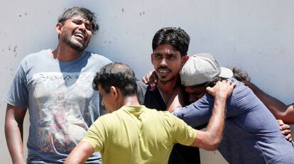 Familiares de las víctimas muestran su dolor tras el ataque terrorista en la iglesia de San Antonio, en Colombo.