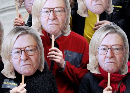 Activistas con máscaras que superponen la cara de Jean Marie Le Pen con el pelo de su hija, este lunes en las manifestaciones del 1 de mayo.