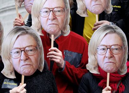 Activistas con m&aacute;scaras que superponen la cara de Jean Marie Le Pen con el pelo de su hija, este lunes en las manifestaciones del 1 de mayo.