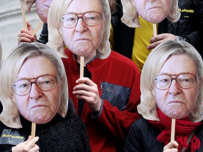 Activistas con m&aacute;scaras que superponen la cara de Jean Marie Le Pen con el pelo de su hija, este lunes en las manifestaciones del 1 de mayo.