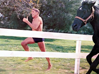 Burt Lancaster corre contra un caballo en una escena de 'El nadador' (1968).