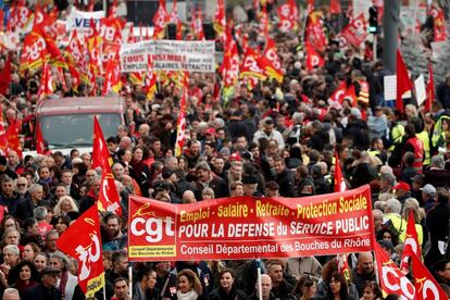 La huelga masiva en el transporte ferroviario ha marcado la mañana del jueves el inicio de la primera jornada de protestas. El Gobierno francés da por hecho que la huelga se prolongará varios días. En la imagen, trabajadores se manifiestan este jueves durante una marcha contra la reforma de las pensiones en Marsella (Francia).