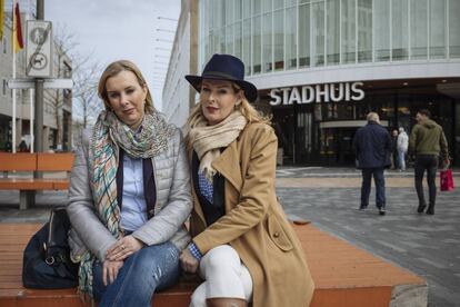 Simone Bradwijk (esq.) e Astrid van Dongen, apoiadoras de Wilders, em Almere.