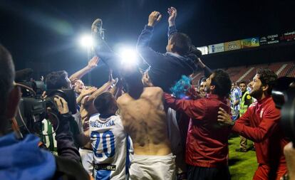 Los jugadores mantean al entrenador.