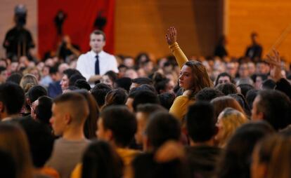 Emmanuel Macron, em um encontro com jovens, na quinta-feira passada em Étang-sur-Arroux.