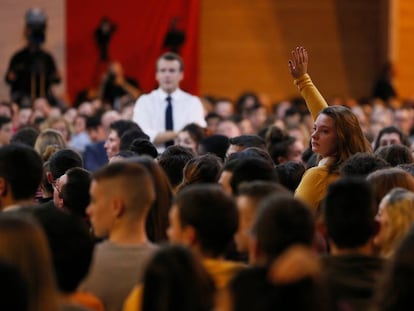 Emmanuel Macron, em um encontro com jovens, na quinta-feira passada em Étang-sur-Arroux.