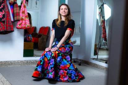 Nerea Fernández posa con su traje de chulapa hecho a medida y customizado.