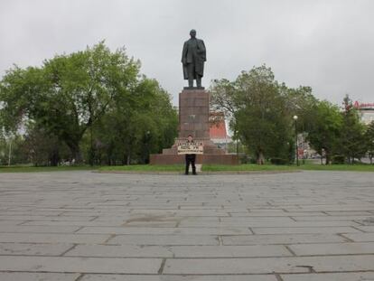 Xavi pide "democracia real ya" en el centro de Omsk.