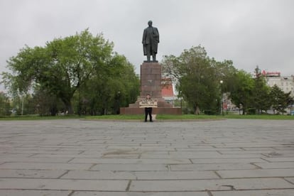 Xavi pide "democracia real ya" en el centro de Omsk.