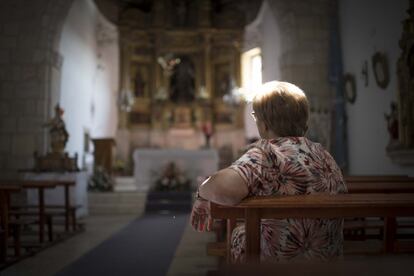 Una de las vecinas del pueblo en el interior de la iglesia.