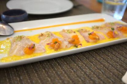 Tiradito de corvina sobre crema de ají panca. Para tirárselo.