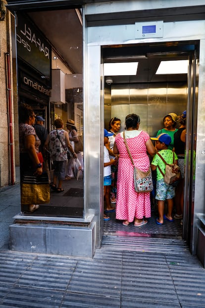 Un ascensor de la parada de metro de Pueblo Nuevo en Madrid.