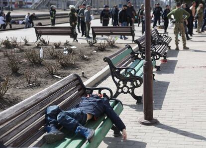 El cuerpo de un niño yace en un banco de la estación mientras el personal de emergencia atiende a los heridos. Las fuerzas rusas han negado la autoría de la ofensiva contra los civiles que aguardaban a coger el tren, y han calificado las informaciones de “provocaciones”.