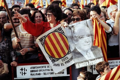 Un grupo de personas sostienen carteles de bienvenida para Josep Tarradellas, en Barcelona.