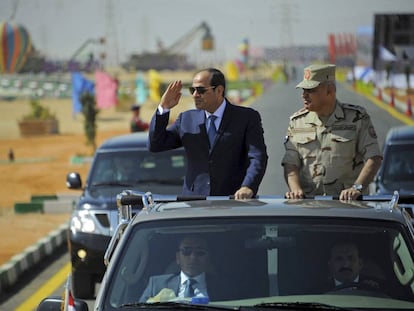 El mariscal Al Sisi, de civil, pasa revista a sus tropas en la ciudad de Suez.